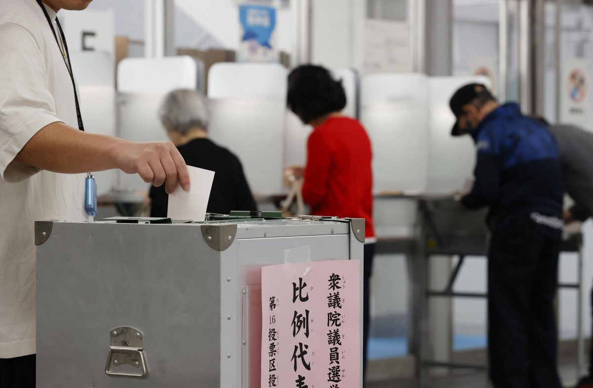 General election in Japan Voters cast their ballot in Japan s general election at a polling station in Tokyo s Shinjuku Ward on Oct. 27, 2024. PUBLICATIONxINxAUTxBELxBIHxBULxCZExDENxESTxFINxFRAxGEOxGE ...