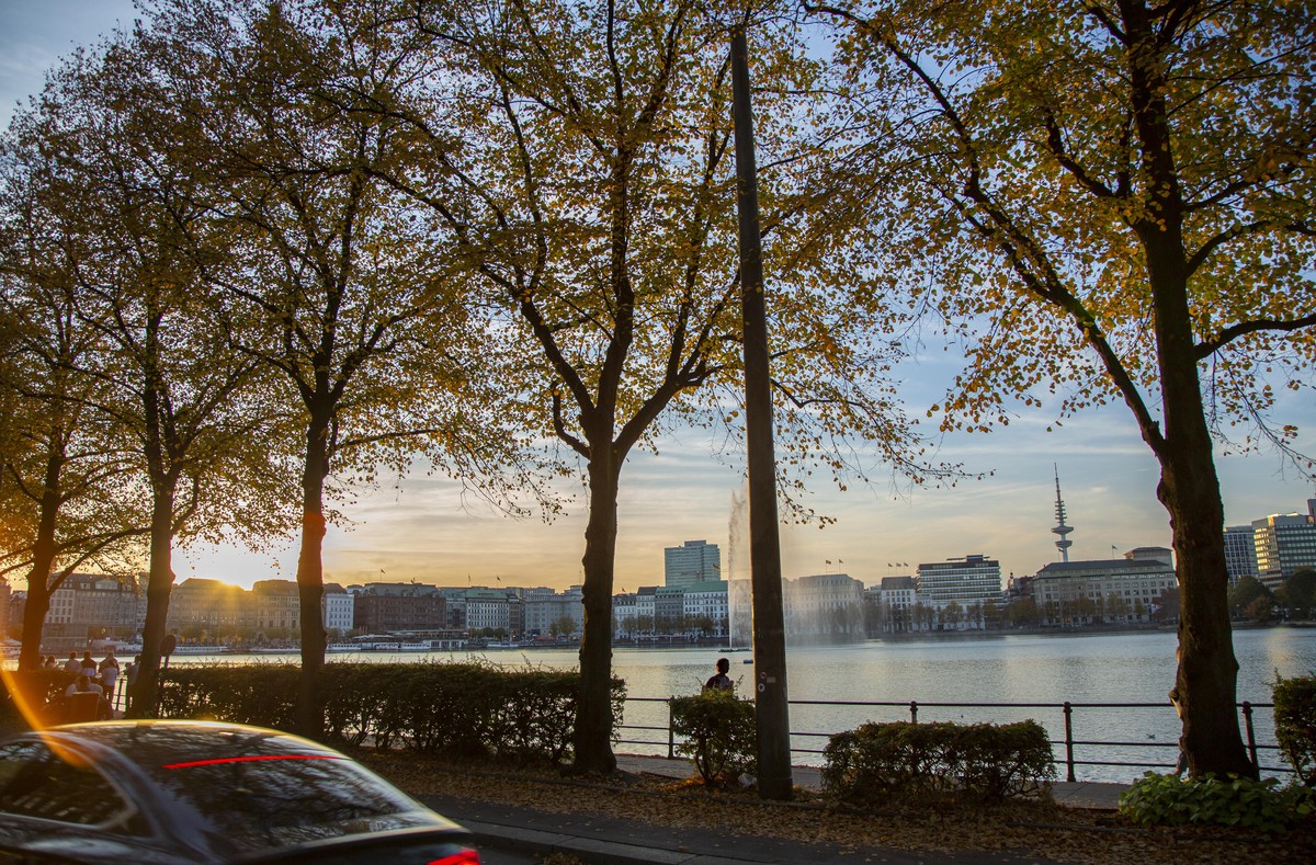 Der Hamburger Jungfernstieg soll autofrei werden, auf diese Weise sollen Spaziergänger:innen und die Umwelt entlastet werden.
