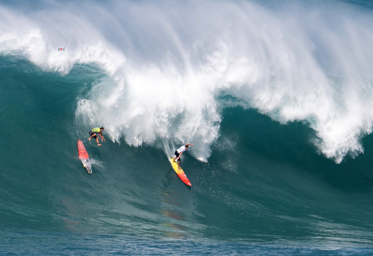 22.12.2024, USA, Waimea Bay, Haleiwa, Oahu: Surfer beim legendären Rip Curl Eddie Aikau Big Wave Invitational. Mehr als 20.000 Zuschauer kamen in die Waimea Bay, um den prestigeträchtigsten Big-Wave-W ...