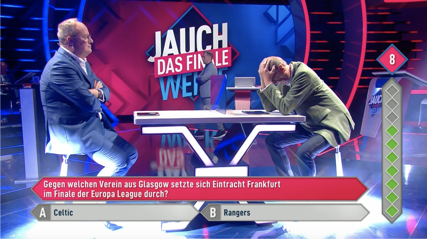 Fußballkenner Günther Jauch tut sich schwer mit einer Fußballfrage, Oliver Welke wollte davor schon aufgeben.
