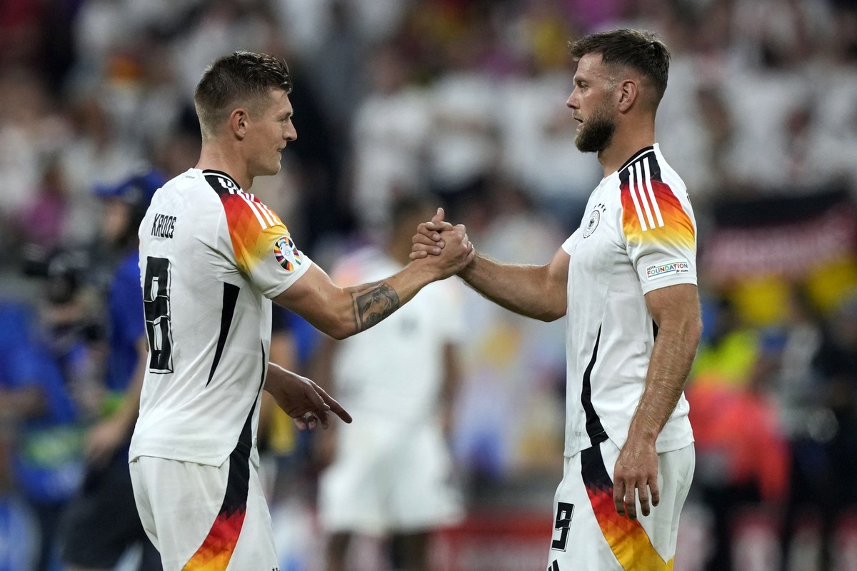Germany&#039;s Niclas Fuellkrug, right, and Germany&#039;s Toni Kroos greet after a Group A match between Switzerland and Germany at the Euro 2024 soccer tournament in Frankfurt, Germany, Sunday, June ...
