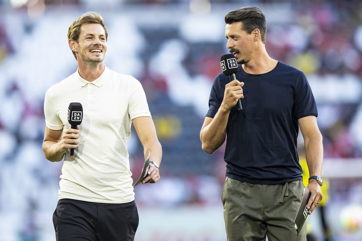ARCHIV - 12.08.2022, Baden-Württemberg, Freiburg im Breisgau: Fußball: Bundesliga, SC Freiburg - Borussia Dortmund, 2. Spieltag im Dreisamstadion. DAZN-Moderator Alex Schlüter (l) und Sandro Wagner (r ...