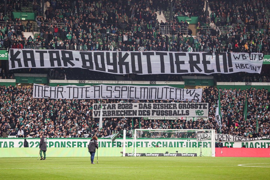 v.li.: Die Fans, Zuschauer des SV Werder Bremen zeigen Banner mit der Aufschrift Katar Boykottieren, Mehr Tote als Spielminuten, Qatar 2022 das bisher gr
