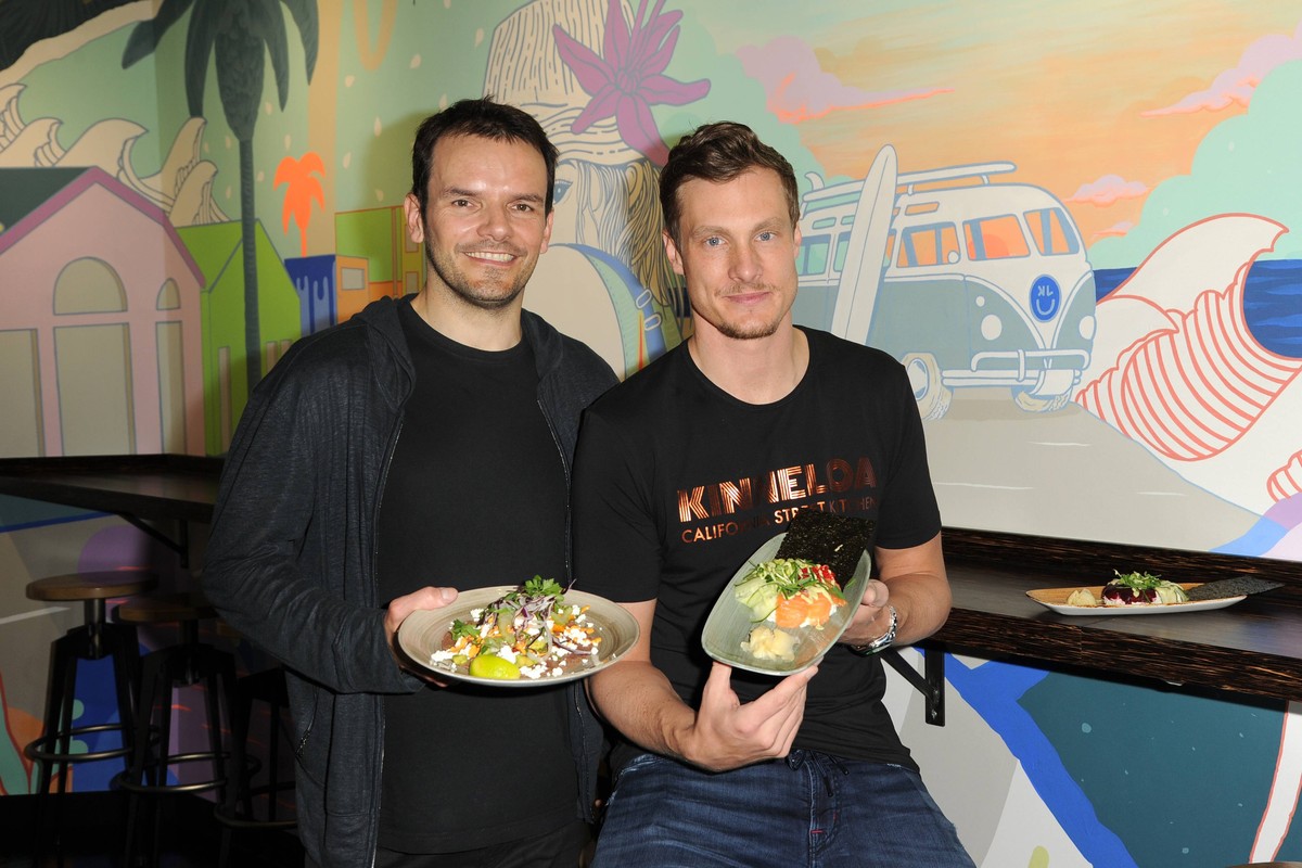 Yummy: Marcell Jansen (r.) präsentiert mit TV-Koch Steffen Henssler "California Street Kitchen".