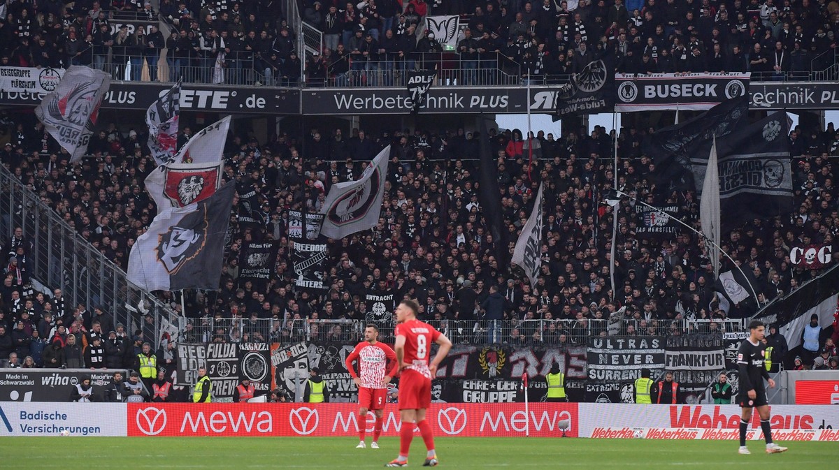 18.02.2024, xblx, Fussball 1.Bundesliga, SC Freiburg - Eintracht Frankfurt emspor, v.l. Eintracht Tribuenen, Zuschauer, Stadion, Fans, Tribuene, Raenge, Schals, Schal, Banner, Plakate, Fahne, Fahnen D ...