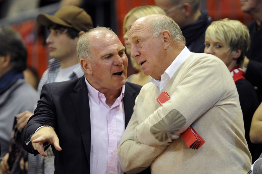 Uli HOENEß (li, Präsident Bayern München) mit seinem Bruder Dieter . Basketball 1. Bundesliga, 2.Spieltag, Basketball 1. Bundesliga / FC Bayern München