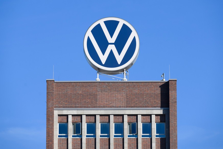ARCHIV - 07.09.2023, Niedersachsen, Wolfsburg: Das VW-Logo steht auf dem Markenhochhaus im Volkswagen Stammwerk. (zu dpa: