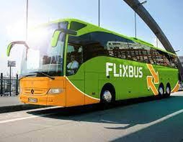 Die Reisebusse von FlixBus versprechen nicht allzu viel Reisekomfort, locken jedoch mit kleinen Preisen und mehr Klimafreundlichkeit durch das "Bus sharing"-Konzept.