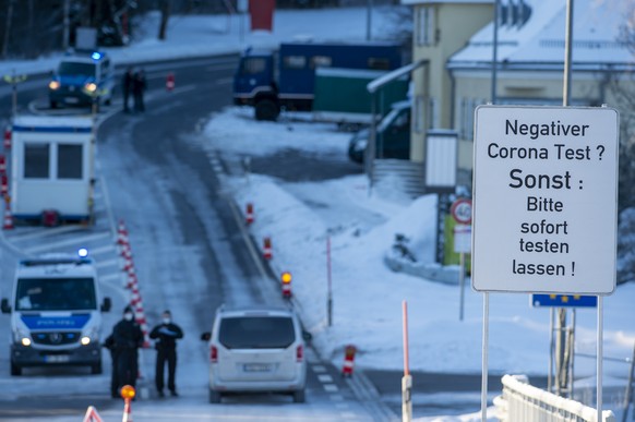14.02.2021, Tschechien, Stráný: Hinweisschilder weisen auf die Corona-Testpflicht vor dem Grenzübergang nach Deutschland hin. Die verschärften deutschen Einreiseregeln an der Grenze zwischen Tschechi ...