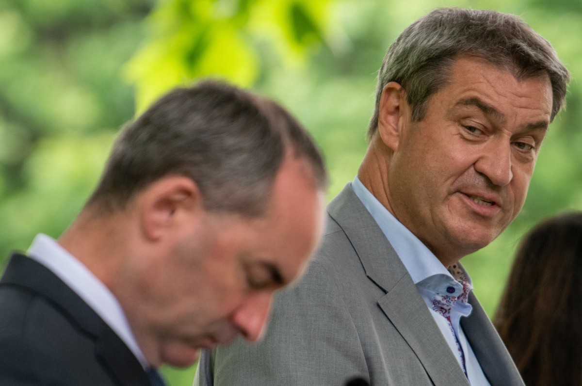 ARCHIV - 28.06.2022, Bayern, München: Markus Söder (CSU, r), Minsterpräsident von Bayern, steht im unteren Hofgarten an der Staatskanzlei mit Hubert Aiwanger (Freie Wähler), Wirtschaftsminister, bei d ...