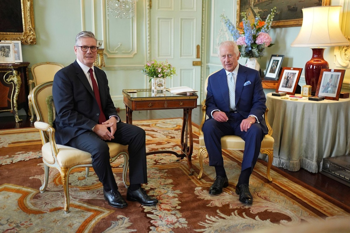 König Charles hat Keir Starmer (l.) mit der Regierungsbildung beauftragt.