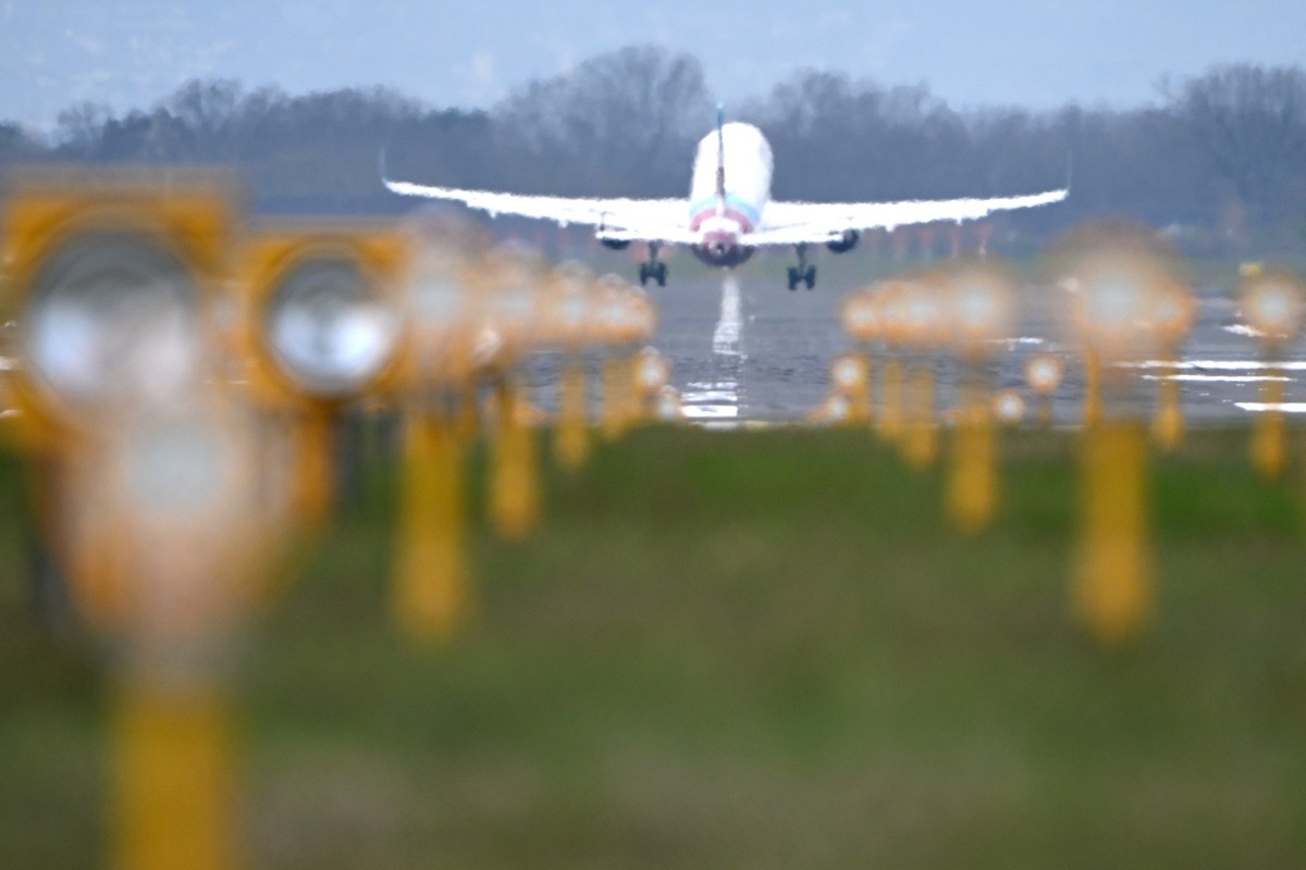 22.03.2024, Nordrhein-Westfalen, Köln: Ein Flugzeug der Eurowings startet auf dem Flughafen Köln/Bonn. An den Flughäfen in Nordrhein-Westfalen dürfte zum Start in die Osterferien viel los sein. Der gr ...