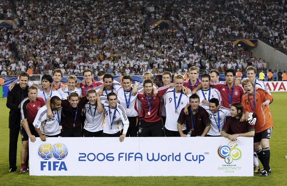 Team Deutschland 3.Platz bei der Siegeehrung FIFA Fussball Weltmeisterschaften 2006 in Deutschland Spiel um den 3.Platz Deutschland-Portugal in Stuttgart am 08.Juli 2006 PUBLICATIONxINxGERxSUIxAUTxHUN ...