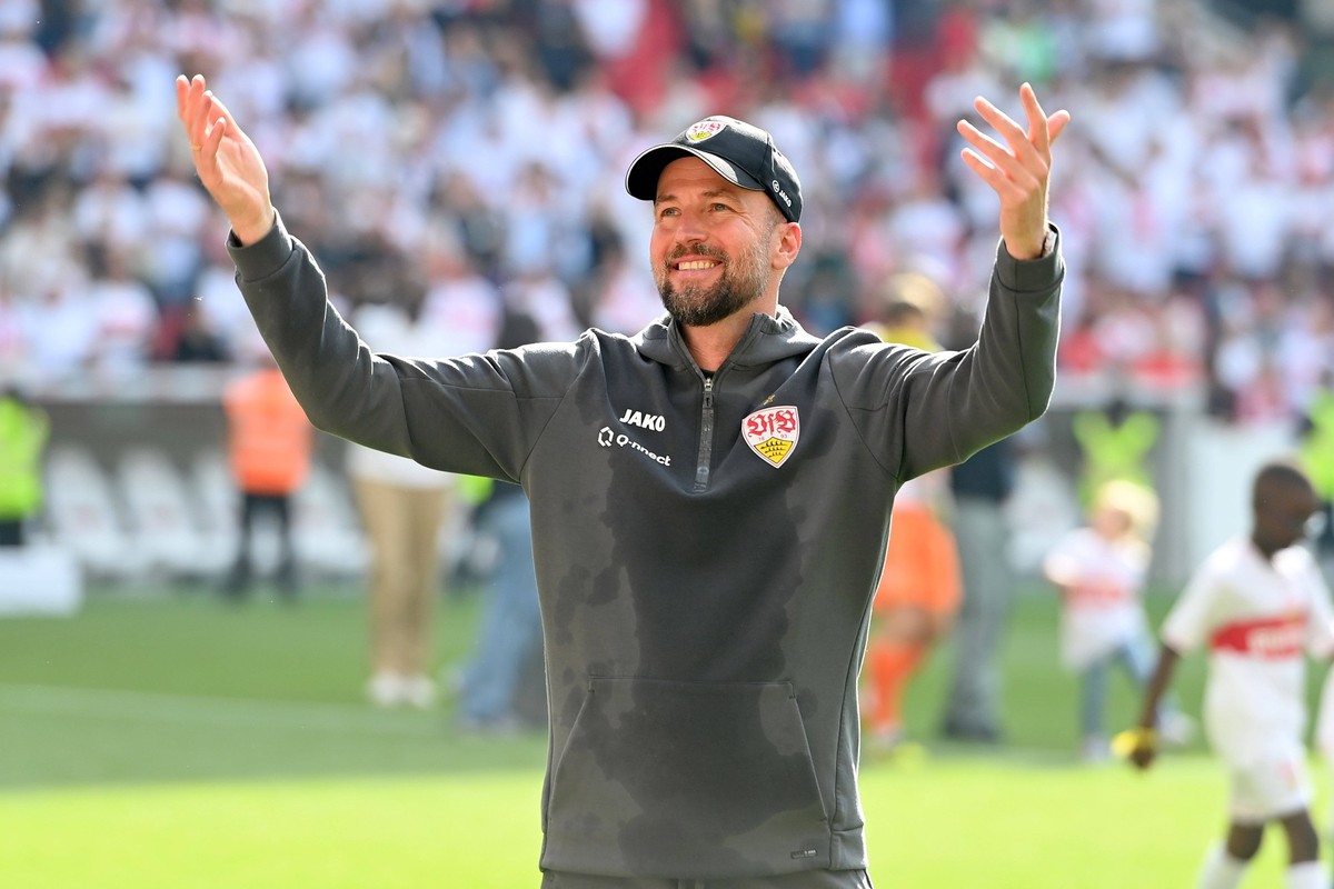 Trainer Sebastian HOENESS VFB Stuttgart feiert die Vizemeisterschaft, Jubel,Freude,Begeisterung, Einzelbild,angeschnittenes Einzelmotiv, Halbfigur,halbe Figur. Fussball 1. Bundesliga Saison 2023/2024, ...