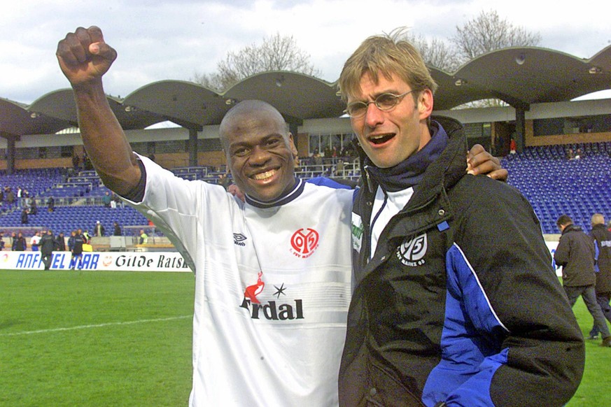 Am 28. Februar 2001 trat Kloppo seinen Trainerjob bei Mainz 05 an. Hier freut sich der Trainernovize mit Stürmer Blaise N'Kufo (l.) über irgendetwas.