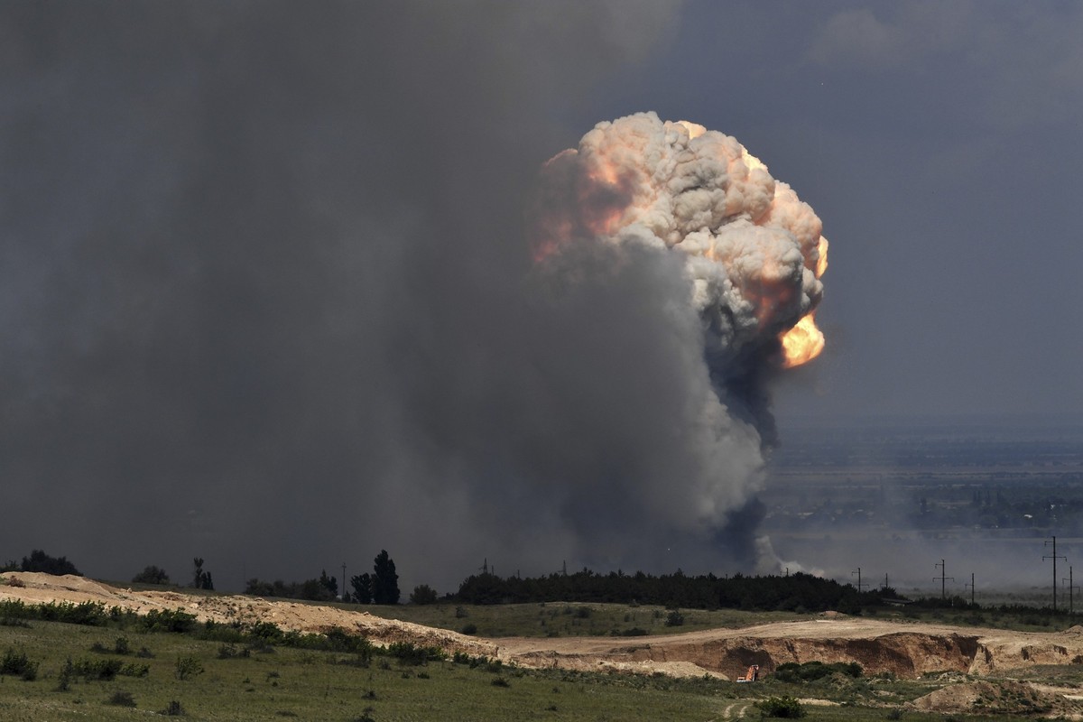 ARCHIV - 19.07.2023, ---: Eine Rauchwolke steigt über einem Munitionsdepot auf. Auf einem russischen Militärgelände der annektierten Schwarzmeer-Halbinsel Krim sind große Mengen Munition in die Luft g ...