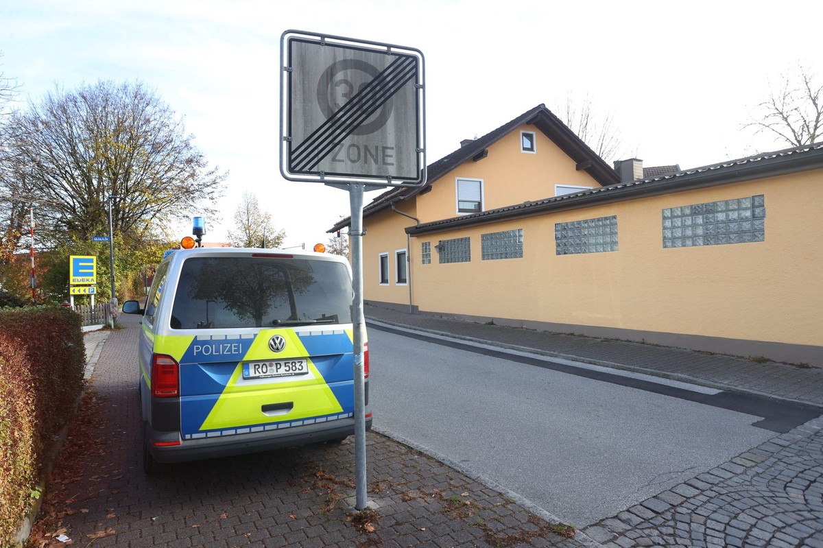 12.11.2022, Bayern, Weilheim: Ein Polizeiauto steht an einer Stra�e. In Weilheim hat sich eine Bluttat mit vier Toten ereignet. Foto: Karl-Josef Hildenbrand/dpa +++ dpa-Bildfunk +++