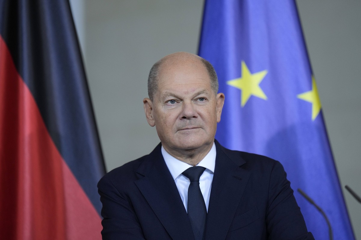 Übergabe des Jahresgutachtens 2024/2025 Übergabe des Jahresgutachtens 2024/2025 des Sachverständigenrats zur Begutachtung der gesamtwirtschaftlichen Entwicklung an Bundeskanzler Olaf Scholz in Anwesen ...