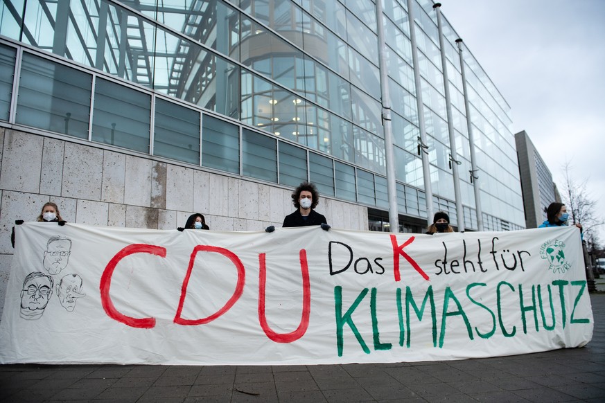 15.01.2021, Berlin: Aktivisten von Fridays for Future protestieren vor der CDU-Parteizentrale, dem Konrad-Adenauer-Haus, f