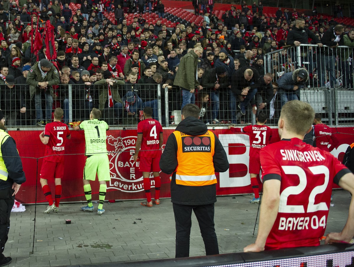 Enttäuschung, Mimik, Spieler diskutieren mit den Fans.