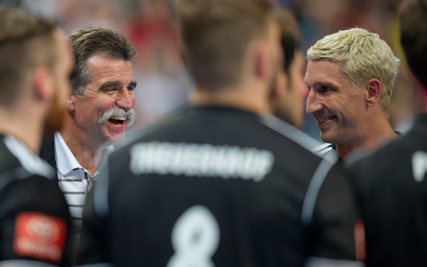 Der ehemaligen Handballbundestrainer Heiner Brand (l) steht am Sonntag (03.06.2012) in der SAP-Arena in Mannheim bei einem Abschiedsspiel zu seinen Ehren neben dem früheren Nationalspieler Stefan Kret ...