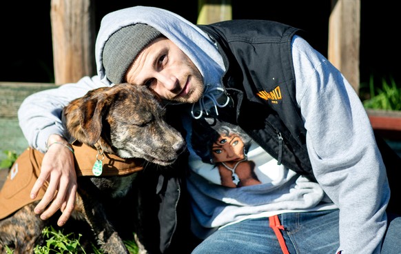 Fynn Kliemann, deutscher Musiker und YouTuber, sitzt mit seinem Hund Giuseppe auf seinem Hof „Kliemannsland“ im Ortsteil Rüspel. Der Musiker aus Niedersachsen erhält den MTV Europe Music Award in der  ...