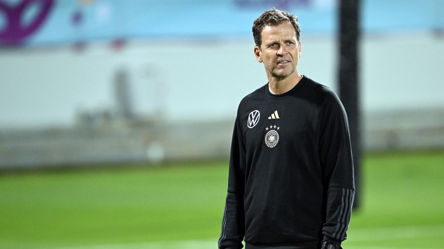 20.11.2022, Katar, Al-Shamal: Fußball: WM, Nationalmannschaft, Deutschlands Oliver Bierhoff, Geschäftsführer Nationalmannschaften und Akademie, während eines Fifa Community Events mit 17 Mädchen aus v ...