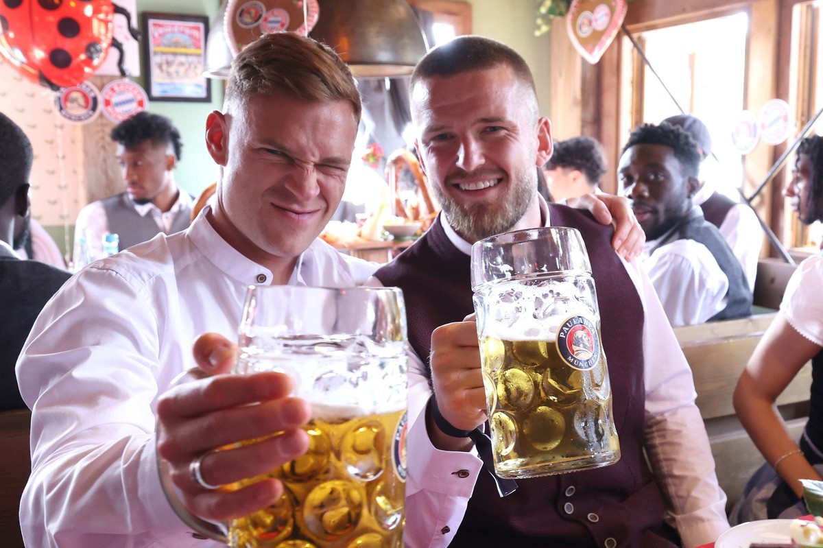 HANDOUT - 22.09.2024, Bayern, München: Joshua Kimmich (l) und Eric Dier vom FC Bayern München feiern mit Bier in Käfer's Wiesn-Schänke auf dem 189. Oktoberfest. Spieler, Trainer und Verantwortlic ...