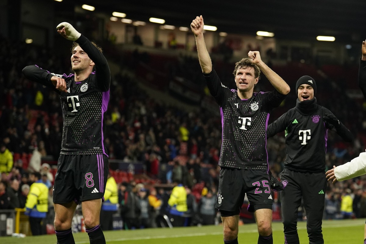 12.12.2023, Großbritannien, Manchester: Fußball: Champions League, Manchester United - Bayern München, Gruppenphase, Gruppe A, 6. Spieltag im Old Trafford, Münchens Leon Goretzka (l) und Thomas Müller ...