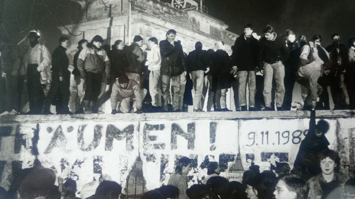 Foto von Holger Kulick am Abend des Mauerfalls, 9. November 1989. Brandenburger Tor im Hintergrund