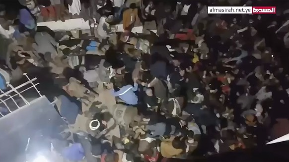 19.04.2023, Jemen, Sanaa: Dieses Bild aus einem Video zeigt den Schauplatz einer tödlichen Massenpanik in Sanaa, Jemen. Eine Menschenmenge, die offenbar durch Schüsse und eine elektrische Explosion au ...