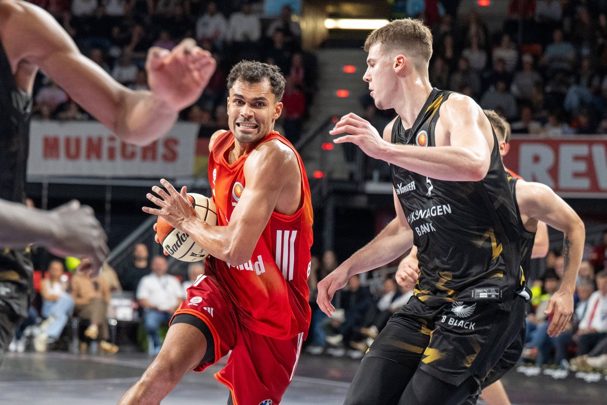 Oscar da Silva 1 FC Bayern Basketball im Zweikampf mit Scuka L. 5 Loewen Braunschweig, FC Bayern Basketball vs. Basketball Loewen Braunschweig, BBL-Pokal, Achtelfinale, 20.10.2025 Muenchen Bayern Deut ...