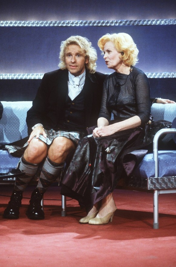 Thomas Gottschalk mit Vivienne Westwood in Wetten, da�... ZDF 03/00 thg TV-Moderator Moderation TV Fernsehen Film Show sitzend Sofa Couch Studio Kulisse Dekoration ganz hoch Gespr�ch Wetten, da�... ZD ...