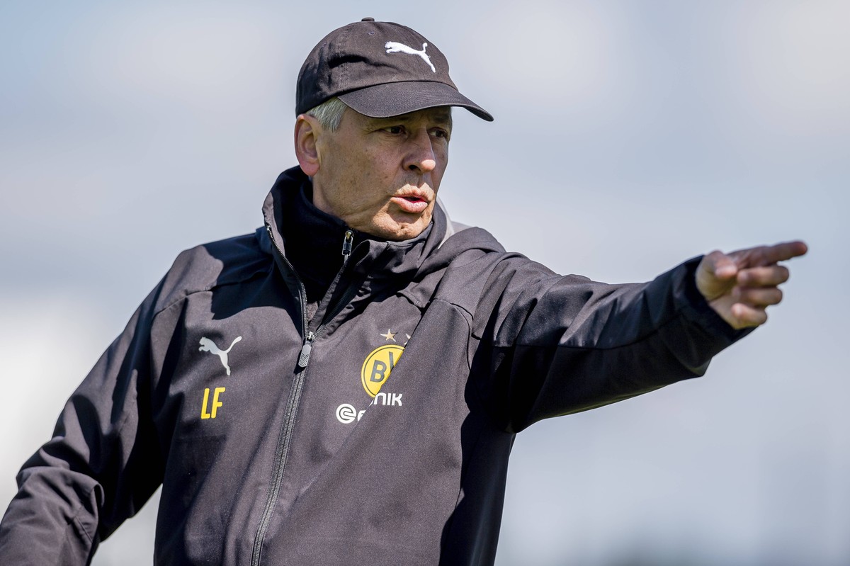 Training Borussia Dortmund am 14.05.2020 Donnerstag 14.05.2020, 1. Fussball - Bundesliga Saison 19/20 - Training in Dortmund, BV Borussia Dortmund - Training - Trainer Lucien Favre BVB, Gestik,gibt An ...