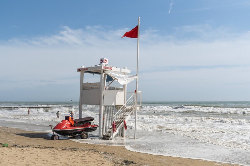 15.09.2022 / Lido di Jesolo, Provinz Venedig, Venetien, obere Adria, Italien / K�ste am Mittelmeer, Urlauber am Meer, Sandstrand, Touristen am Strand, Badeg�ste am Meeresstrand, Urlauber schwimmen im  ...