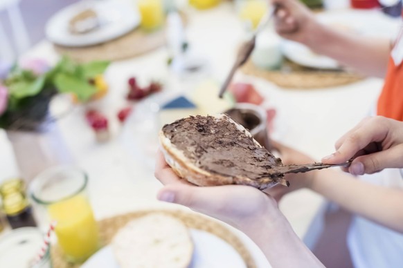 Nuss-Nougat-Creme findet sich wohl auf einigen Frühstückstischen.