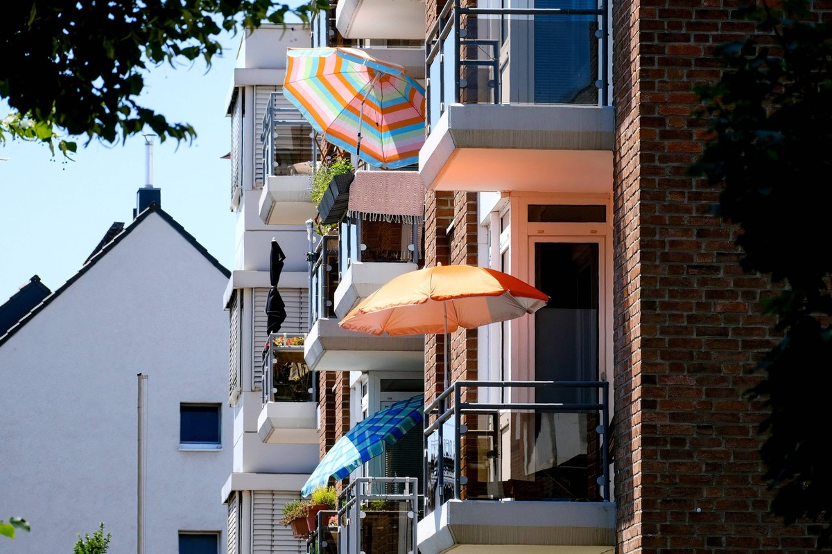 Düsseldorf 11.06.2023 Balkonbegrünung Balkongarten Sommerurlaub auf Balkonien Sommerhitze Sonnenschirm Immobilien Miete Mietpreise Mietshaus Wohnungsbau Ballungsgebiet bezahlbarer Wohnraum Wohnungssuc ...