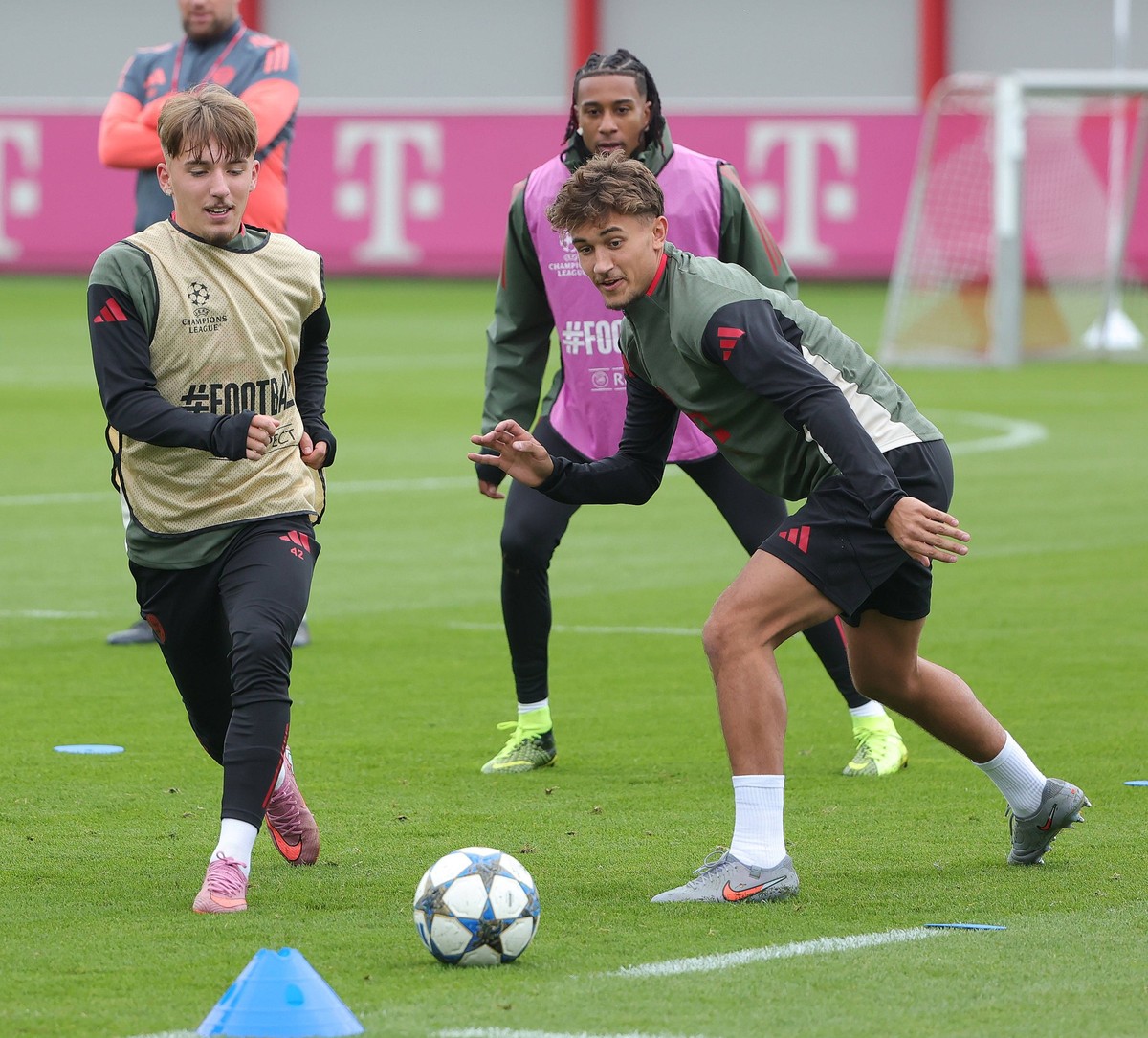 20.09.2025, Abschlusstraining, FC Bayern Muenchen Saebenerstrasse, Fussball im Bild: Lennart Karl FC Bayern Muenchen, Michael Olise FC Bayern Muenchen und Tom Bischof FC Bayern Muenchen *** 20 09 2025 ...