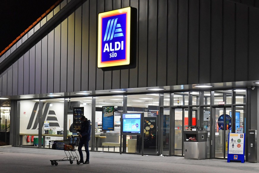 ARCHIVFOTO: Discounter ALDI erhoeht ab dem 2.4.2022 die Preise fuer Fleisch,Michprodukte erneut. Filiale ALDI Sued, bei Nacht,beleuchtet, Lebensmittel Discounter,Schild,Logo,Firmenemblem,