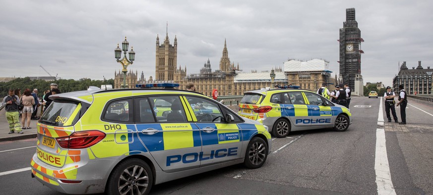 ++ Fahrer kracht in Schutzbarriere vor britischem Parlament – Verletzte und Festnahme ++