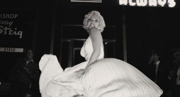 Marilyn Monroe performt ihren legendären Publicity-Stunt.
