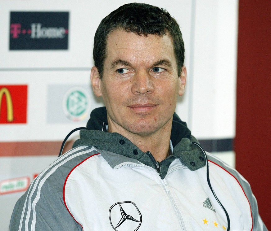 Physiotherapeut Oliver Schmidtlein im Jahr 2008 bei der Nationalelf. Der Verletzungsexperte hat mit watson über Fußball nach der virusbedingten Bundesligapause gesprochen.