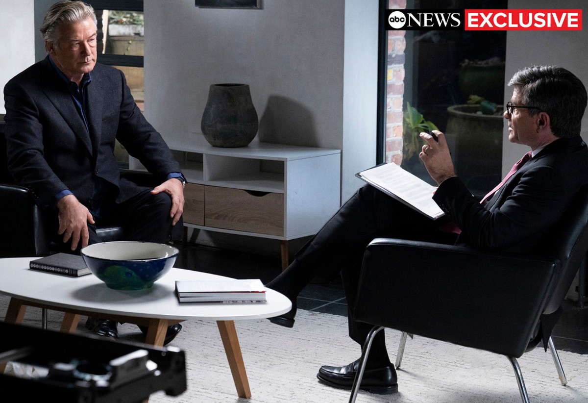 HANDOUT - 01.12.2021, USA, -: Dieses von ABC News veröffentlichte Bild zeigt Alec Baldwin (l), Schauspieler und Produzent aus den USA, während eines Interviews mit George Stephanopoulos, Co-Moderator ...