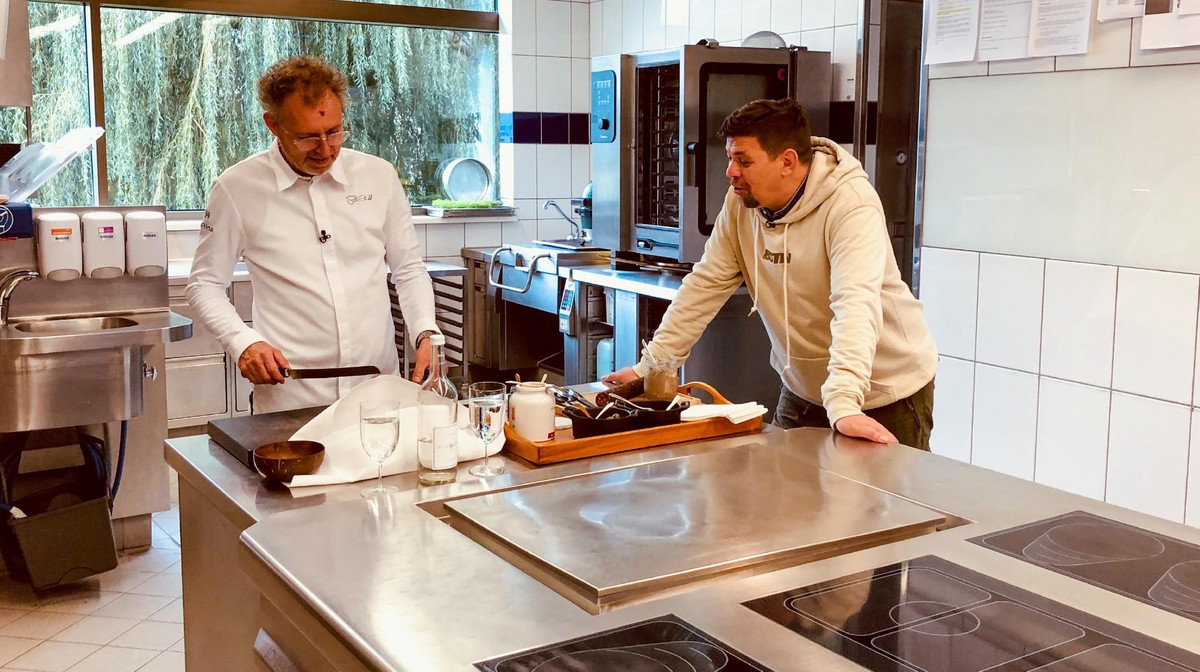 Tim Mälzer (r.) und Sven Elverfeld
Die Verwendung des sendungsbezogenen Materials ist nur mit dem Hinweis und Verlinkung auf TVNOW gestattet.