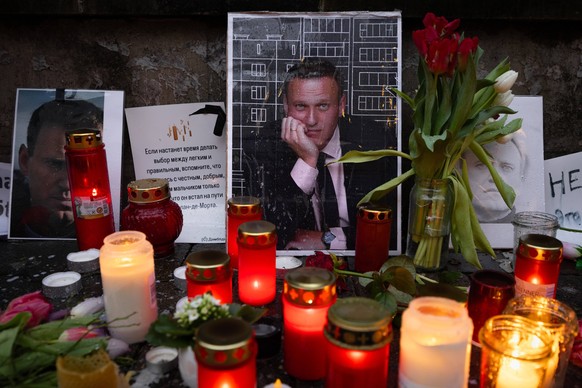 Gedenken an Alexej Nawalny vor dem Russischen Konsulat in Frankfurt a.M. Fotos, Kerzen, Grablichter und Blumen für den am 16. Februar 2024 in einer arktischen Strafkolonie verstorbenen russischen Oppo ...