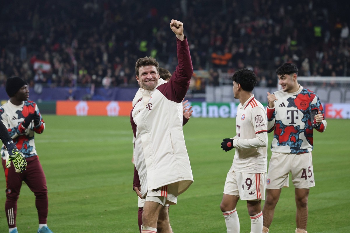 Freude bei den Bayern nach dem Schlusspfiff, Dank an die Fans, mit Thomas Mueller Muenchen 25, GER, Shakhtar Donezk - FC Bayern Muenchen, Fussball, Champions-League, 6. Spieltag, Saison 2024/2025, 10. ...