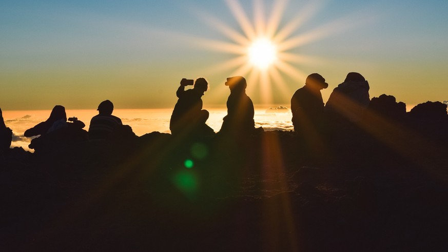 Bei einem romantischen Sonnenuntergang ist man im Urlaub selten alleine.