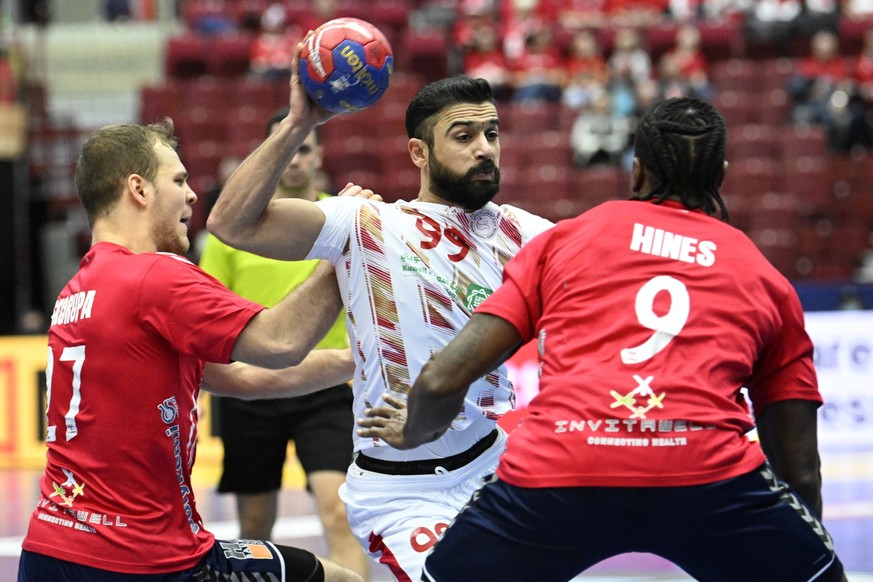 19.01.2023, Schweden, Malmö: Handball: WM, USA - Bahrain, Hauptrunde, Gruppe 4, 1. Spieltag in der Malmö Arena: Husain Alsayyad (M) aus Bahrain steht zwischen Paul Skorupa (l) und Gary Hines aus den U ...