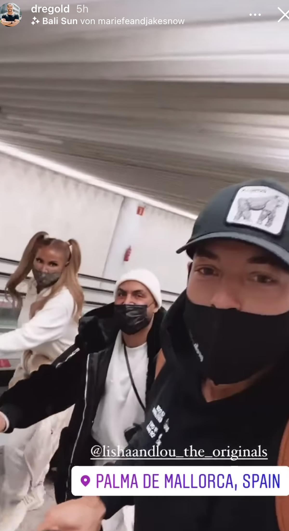 Hier befinden sich Lisha und Lou zusammen mit Andrej am Flughafen auf Mallorca.