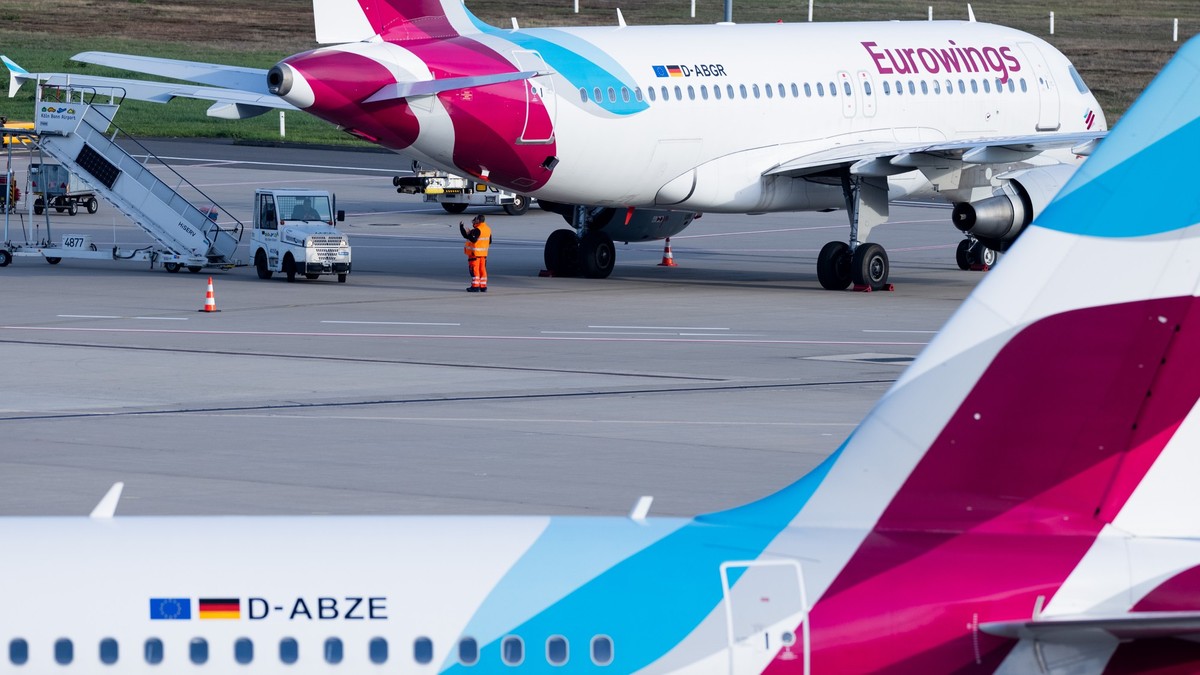 17.10.2022, Nordrhein-Westfalen, Köln: Bodenpersonal steht an Flugzeugen von Eurowings am Flughafen Köln/Bonn. Am Flughafen Köln/Bonn fallen viele Starts von Flugzeugen der Airline aus, weil die Pilot ...